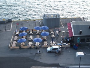 Questa struttura è dedicata ad un unico cibo: i gamberetti, che vengono forniti in grandi quantità accompagnati da abbondante maionese, non troppo forte che non "ammazza" il gusto dei crostacei. Si trova proprio in riva al mare, andando verso il castello. I prezzi sono economici (per davvero!), forse anche perchè i gamberetti sono una delle poche cose che costano meno in Norvegia che in Italia.