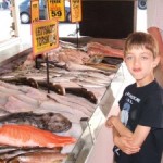 Francesco imita un pesce al mercato di Bergen