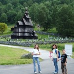 Nei pressi di una chiesa di legno in Norvegia (Stavkiche)